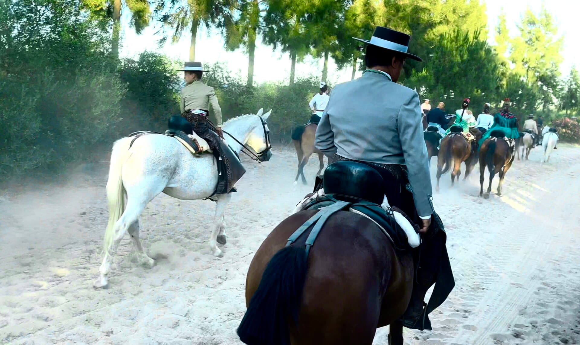 Romeros a caballo camino de El Rocío