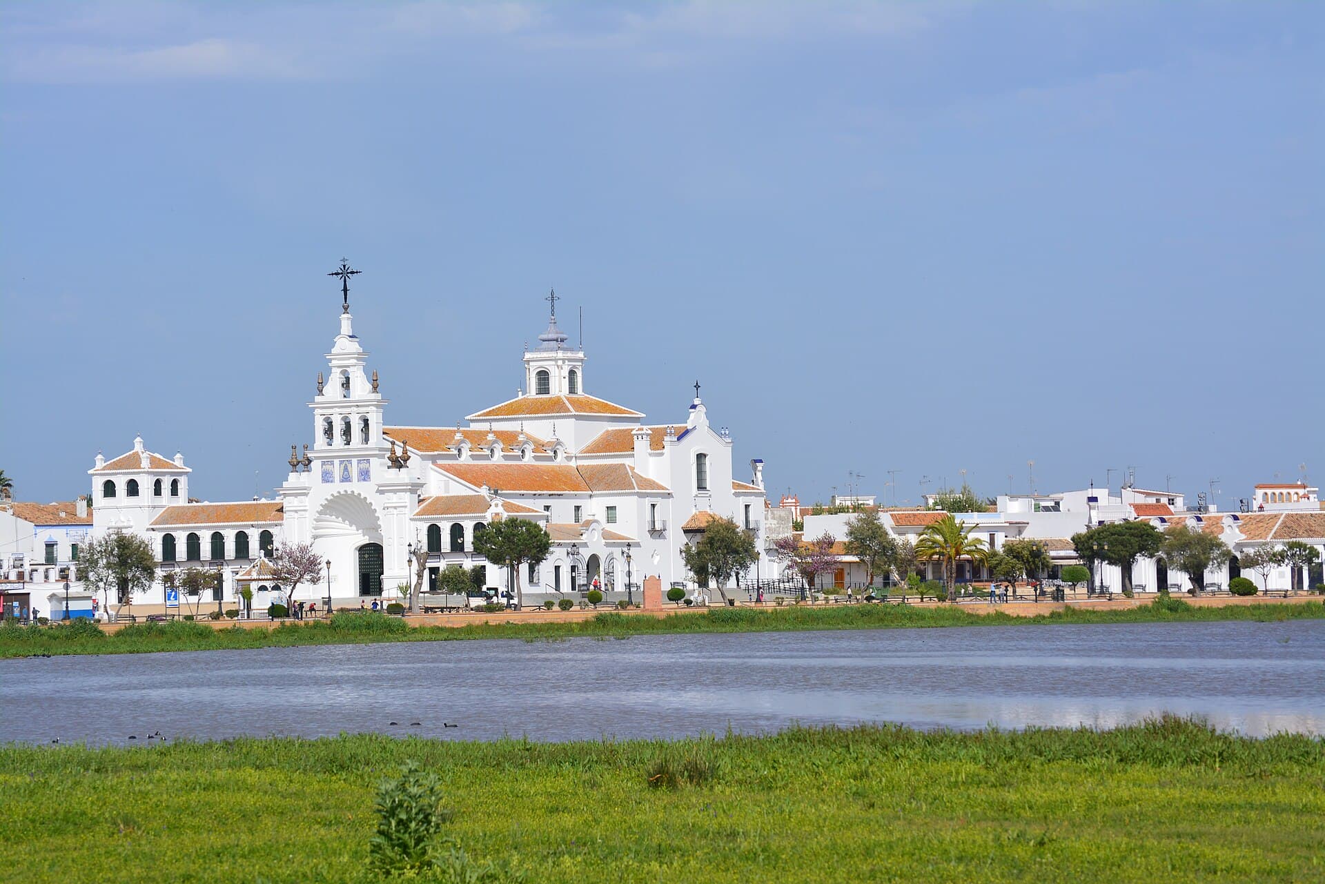 Laguna de la Rocina con la ermita de El Rocío al fondo